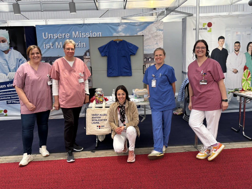 Das Team vom Zentrum für Angewandte Pflegewissenschaften am Stand der UMM auf dem Maimarkt