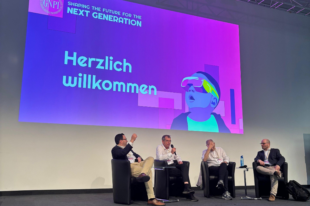 Podiumsdiskussion bei der GNPI: Vier Mediziner diskutieren auf der Bühne im Mannheimer Rosengarten.