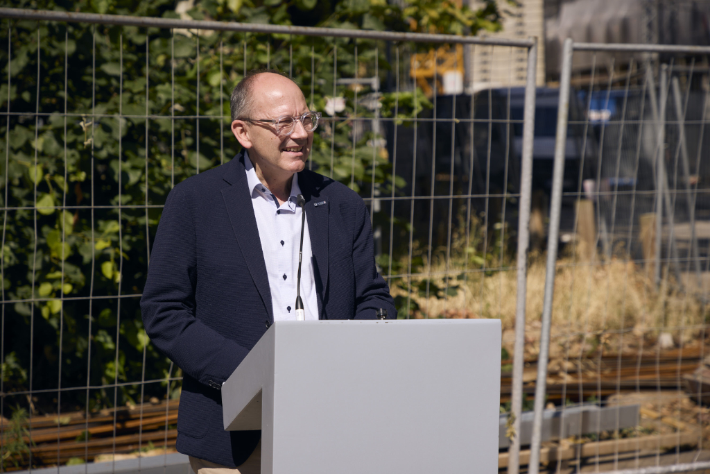 Mannheims Oberbürgermeister Christian Specht hält auf Richtfest Ansprache