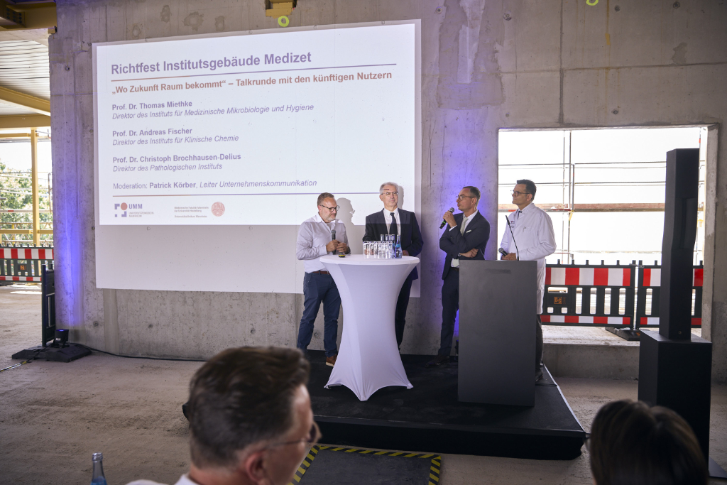 Diskussionsrunde: Vier Männer diskutieren über die zukünftige Nutzung des neuen MediZet Institutsgebäude