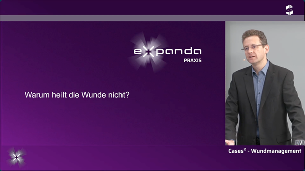 Mann im Anzug vor lila Hintergrund mit Text 'Warum heilt die Wunde nicht?' und Logo 'expanda PRAXIS'