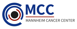 Blaue und rote Halbkreise um schwarzen Punkt, daneben der Schriftzug "MCC Mannheim Cancer Center"