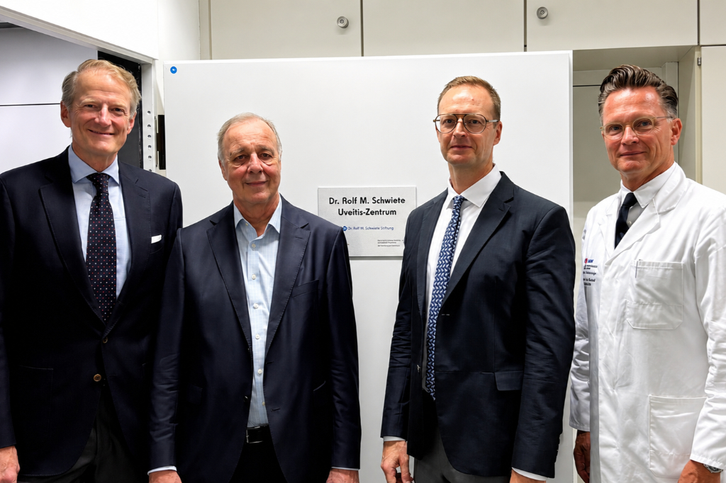 Gruppenfoto: Mediziner und Stifter stehen vor neuem Uveitis Zentrum